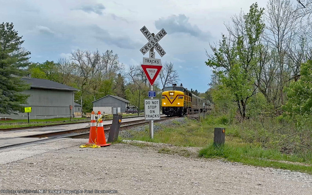 CVSR 6777 comes back north after a brief stop at Indigo Lake.